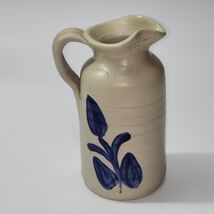 Vintage WILLIAMSBURG POTTERY 5.5&quot; Blue / Cream Stoneware Pitcher Jug - MINT - $465.87 MXN