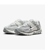 Nike Wmns Zoom Vomero 5 Summit White/Pure Platinum/Metallic Silver HF772... - $3,143.85 MXN