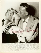 Sexy Cleo Moore Jack Eigen Kissing Scandal Org Photo - £11.98 GBP