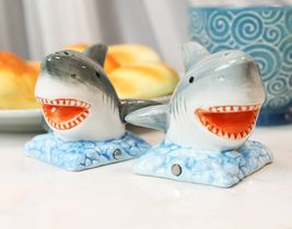 Ceramic Nautical Ocean Great White Sharks Salt And Pepper Shakers Figuri... - €14,57 EUR