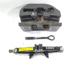 Jack and Tools With Holder OEM 2011 Hyundai Genesis - $559.60 MXN