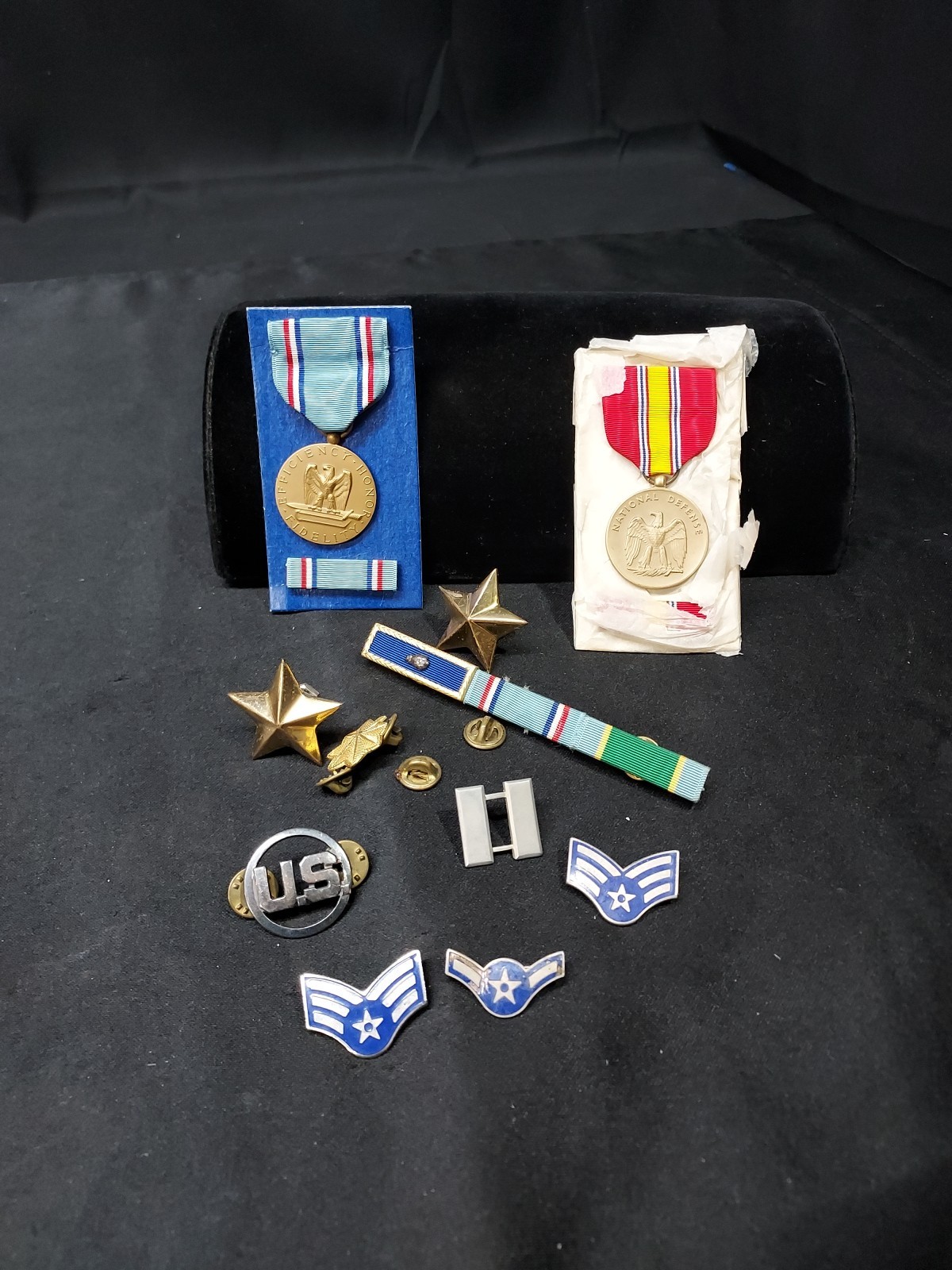 WWII Era Military Pin And Medals Collectible Lot US SERVICES  - €21,16 EUR WWII Era Military Pin And Medals Collectible Lot US SERVICES  - €21,16 EUR