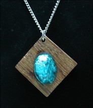 GREEN FOIL GLASS Vintage NECKLACE Cab on Wood Pendant Silvertone Chain  ... - $16.99