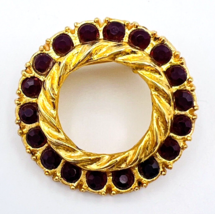 Vintage Signed AAI Gold Tone Red Rhinestone Circle Wreath Brooch Pin - £14.08 GBP