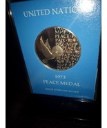 1973 UNITED NATIONS PEACE MEDAL W/ ORG BOX AND STAND BY FRANKLIN MINT - $589.68 MXN