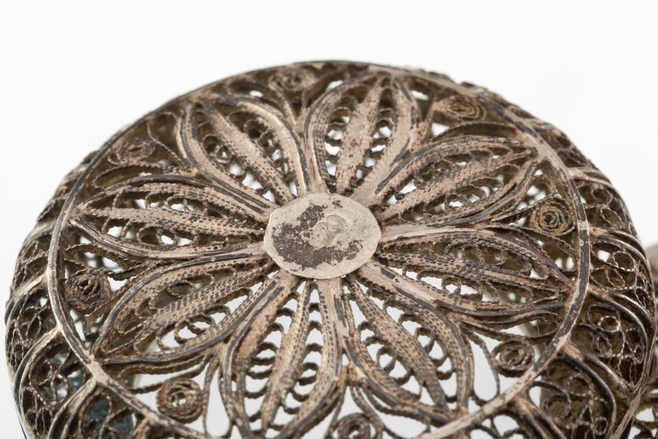 Silver Filigree Antique Sunflower Pill Box-
show original title
Original Tex... Item image 6