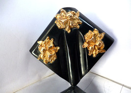 Victorian Whitby Jet Mourning Carved Brooch Gilt Pinchbeck Daffodil Accents - £53.94 GBP