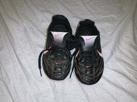 GIRLS Nike Swoosh BLACK &amp; PINK W/ White Trim Kids 11C SOCCER CLEATS - $25.34