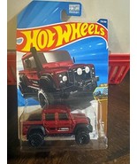 HOT WHEELS 2024 - HW DIRT-  &#39;15 LAND ROVER DEFENDER DOUBLE CAR - MAROON - $138.97 MXN