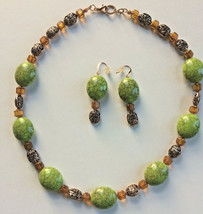 T Lohr Original Acrylic Green Crackle Necklace And Earring Ensemble - £7.85 GBP