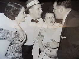 1950&#39;s PARTY PHOTO MAN IN BOWTIE 8X10 VINTAGE PHOTO OF MEN AND WOMEN TAL... - €5,52 EUR