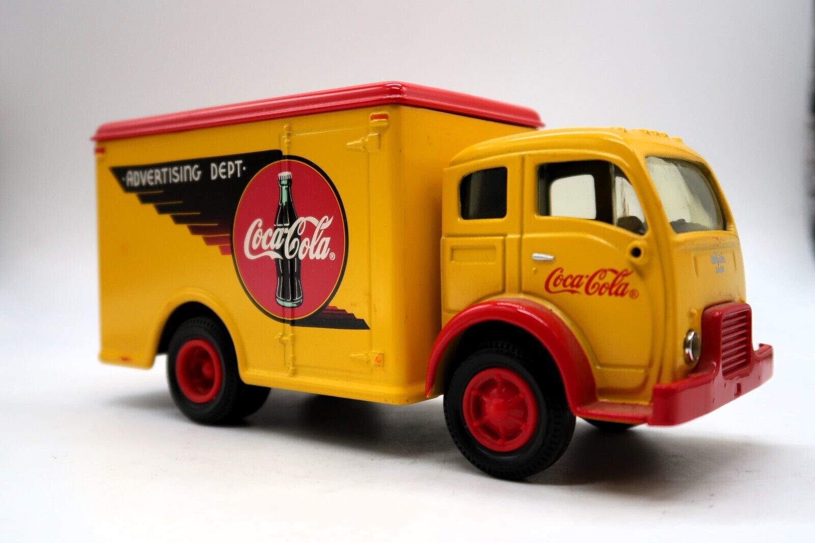 Coca Cola Advertising 1949 White Delivery Truck Bank Ertl 1999 w/ Key Coke - $40.00