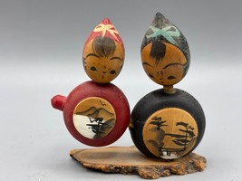 Vtg  Japanese Kokeshi Doll Pair On Wooden Base Hand Painted - $276.49 MXN