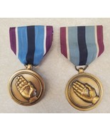 US Armed Forces For Humanitarian Service Lot of 2 Ribbon Medals Two Vers... - €25,61 EUR
