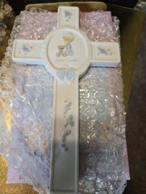 Vintage Precious Moments Jesus Loves Me Porcelain 8&quot; Cross Wall Hanging Boy - $148.05 MXN
