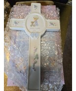 Vintage Precious Moments Jesus Loves Me Porcelain 8&quot; Cross Wall Hanging Boy - $148.05 MXN