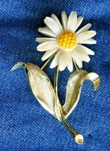 Sarah Coventry Vintage White &amp; Yellow Daisy Flower Gold-tone Brooch 2 1/8&quot; - £10.41 GBP