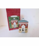 HALLMARK KEEPSAKE ORNAMENT 2000 SCHOOLHOUSE NOSTALGIC HOUSES &amp; SHOPS - $239.79 MXN