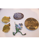 DISNEYLAND PINS AND 45 YEAR COIN GOOFY MICKEY NEW ORLEANS SQUARE - $667.85 MXN