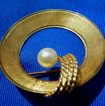 Elegant Vintage Design Pearl Brooch Unique Hand Crafted Solid 14k Gold Pin - $692.01