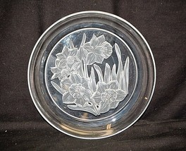 Hoya Crystal Clear Collectors Plate w Frosted Daffodils Goodwill January Signed - £27.68 GBP