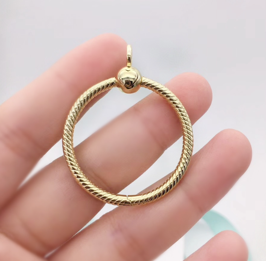 2019 Release Shine 18K gold-plated Moments Small / Medium O Pendant Charm