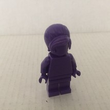 Official Lego Everyone is Awesome Purple Minifigure - $233.61 MXN