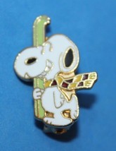 SKI LAPEL PIN BADGE SKIING SMILING SNOOPY CARRYING GREEN SKIIS YELLOW SCARF - £10.21 GBP