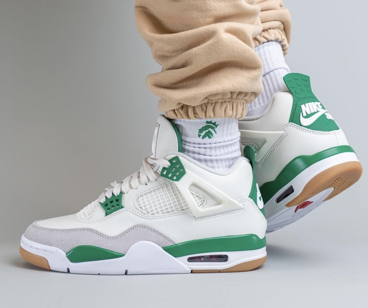 Nike SB x Air Jordan 4 Retro SP 'Pine Green' and 50 similar Nike SB x Air Jordan 4 Retro SP 'Pine Green' and 50 similar
