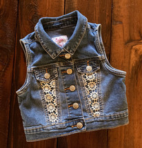 Justice girls&#39; denim vest size 6-7 with white crochet accent snap front - £6.33 GBP