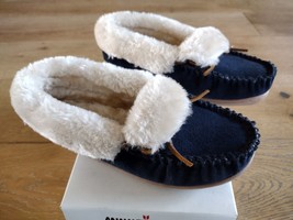 Minnetonka Women Dark Blue Folded Flora Trapper Moccasins Size 5M NIB - $25.74