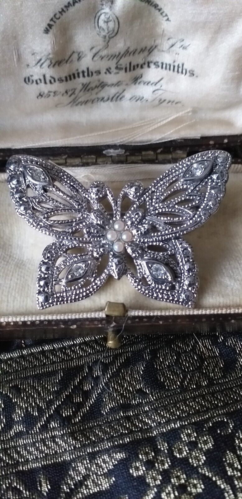 VINTAGE 1990-s PRETTY Silvertone Clear Crystal &amp; Pearl Butterfly BROOCH - $21.78