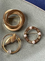 Vintage to Now Goldtone Concentric Open Circle w Leaves &amp; Clear Rhinestone or - £10.25 GBP
