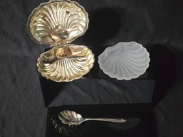 Vintage MERIDEN Silver Plate Hinged Clamshell Caviar Dish With Spoon And... - $1,029.23 MXN
