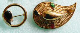 Lot of 2 vtg Fashion Paisley Deco design gold tone metal stones pin brooch set - £13.26 GBP