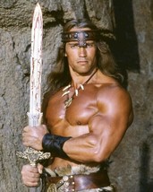 Arnold Schwarzenegger holding sword to chest Conan the Destroyer 8x10 inch photo - £7.62 GBP