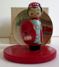 Vintage KOKESHI Doll On Platform w/Backdrop Mint in Box - $26.59