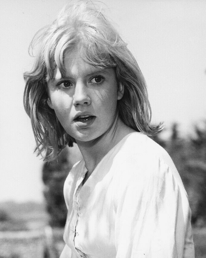 HAYLEY MILLS 8X10 B&amp;W PHOTOGRAPH - $9.75