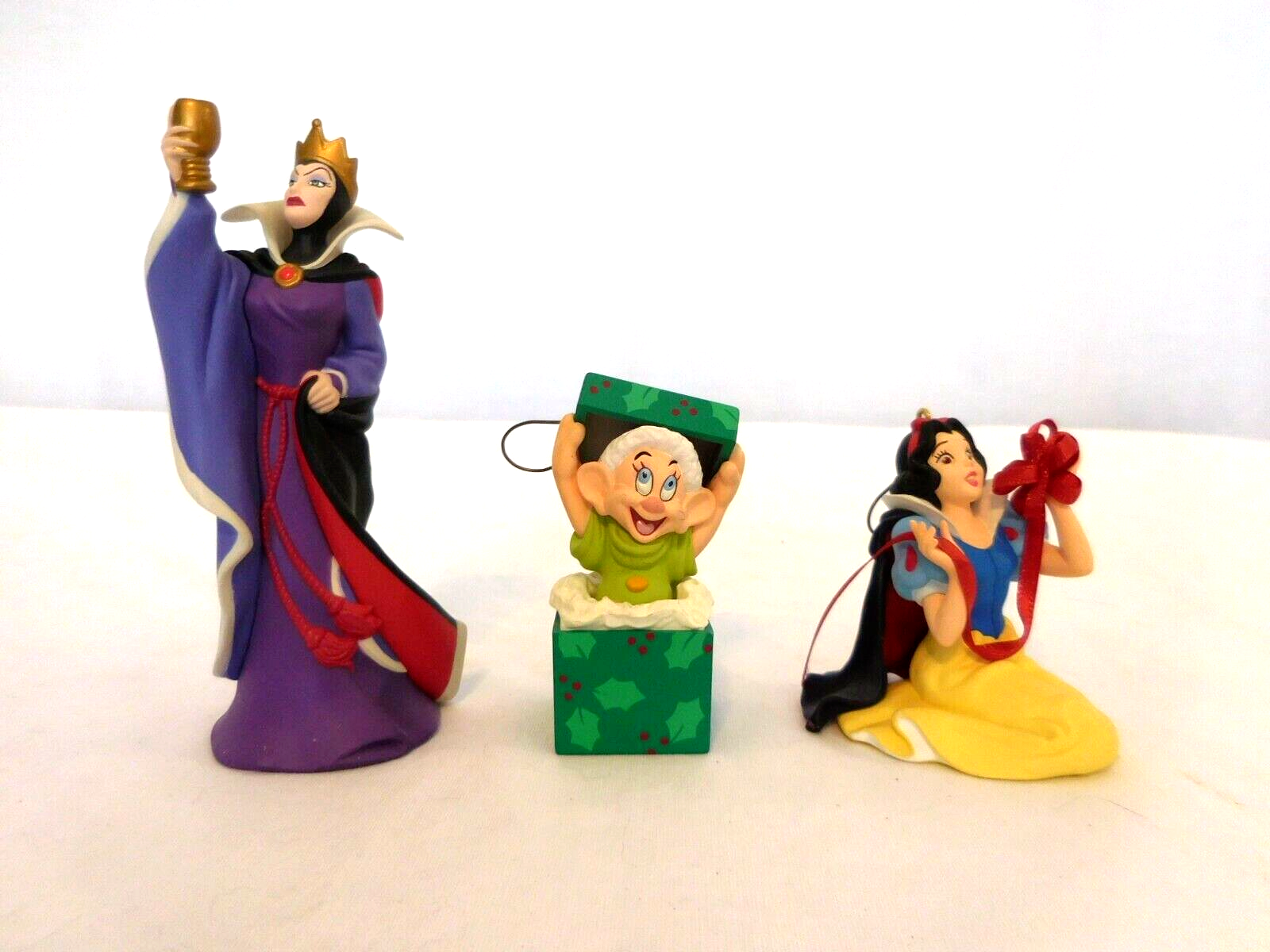 Walt Disney&#39;s Snow White Jealous Queen Hallmark Keepsake Ornament + Snow... - $11.88