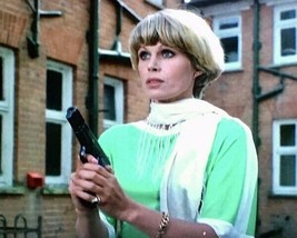 Joanna Lumley uses both hands to aim gun The New Avengers 8x10 inch photo - £7.70 GBP