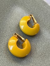 Vintage Small Mustard Colored Thick Plastic Hoop Clip Earrings – 7/8th’s inches - £10.46 GBP