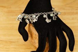 Costume Jewelry 12 Days of CHRISTMAS Silver Tone Metal Charm Bracelet 8&quot; - $361.46 MXN