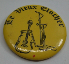 Le Dieux Clother Guitar Yellow French Francais 1.75&quot; Vintage Pinback Pin Button - £2.35 GBP