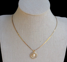 Vtg Gold Tone Metal Pendant Necklace Faux Pearl Crystal Rhinestones 18&quot; Chain - £8.52 GBP