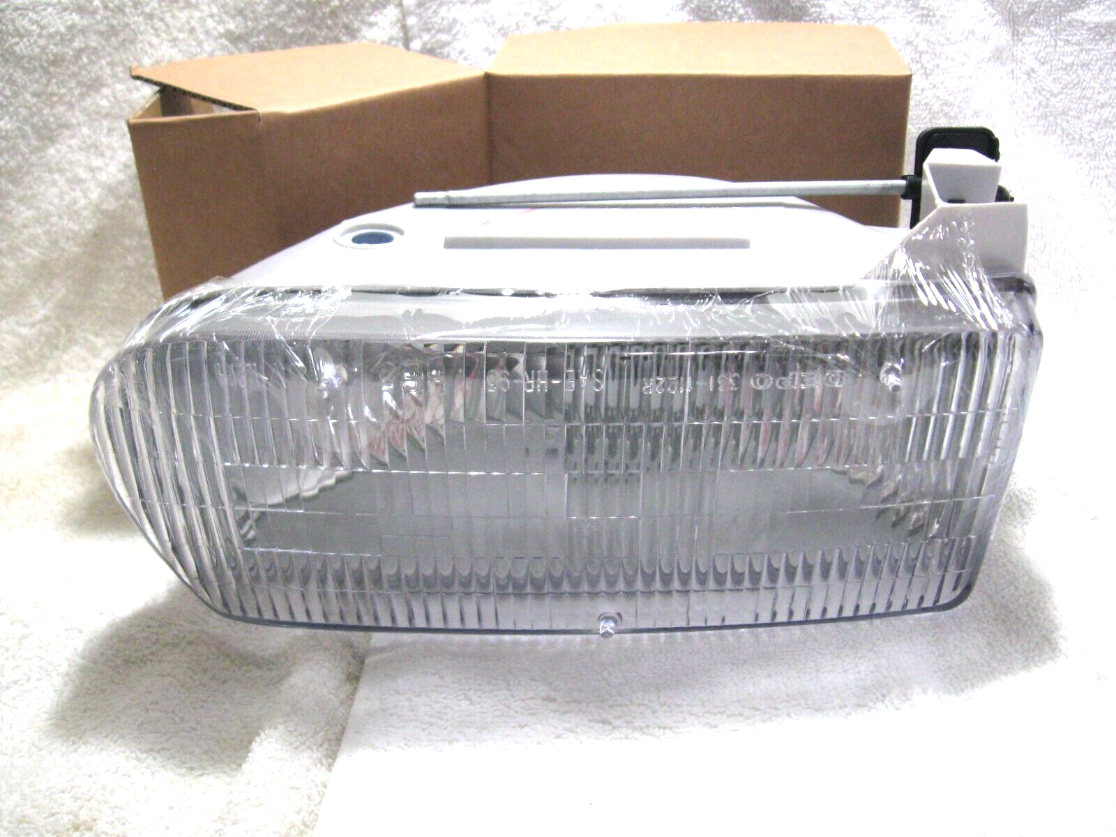 Primary image for FORD Explorer & MERCURY Mountaineer 1995-97/01 RH Headlight Assembly & Bulb,4x4