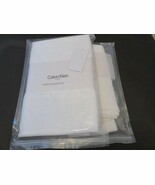 2 Calvin Klein Studio Collection Amar Geometric white Quilted Shams - $1,398.78 MXN