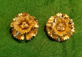 Vintage Gold Tone w/ Rhinestones Floral Design Ladies Clip Earrings - £7.71 GBP