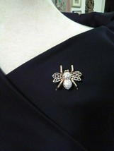 VINTAGE GOLDEN PIN BROOCH ENAMEL WINGS BEE WITH  PAVE RHINESTONE BODY - £25.16 GBP