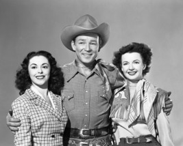 Roy Rogers and Dale Evans and Estralita smiling group shot 11x14 Photo - £11.79 GBP