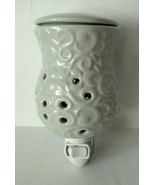 Plug In Wax Warmer Night Light, Ceramic, Cream with Lid and Bulb - $15.73 CAD